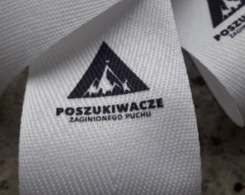 metki - wszywki na taśmie w jodełkę - bardzo delikatna taśma imitująca bawełnę (można zadrukować tło taśmy na dowolny kolor)