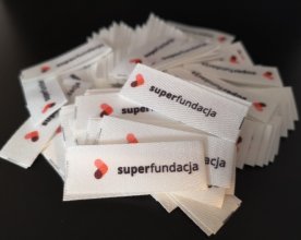 Metki na taśmie poliestrowej w jodełkę